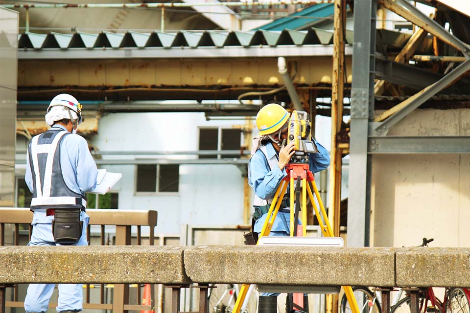 測量調査をしている写真